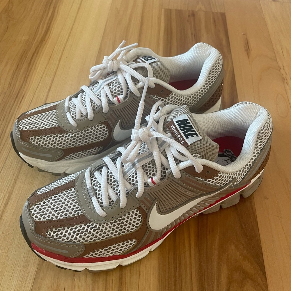 Nike Vomero 5 Khaki/Fire Red/Sail/Phantom W8.5